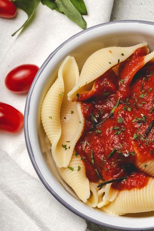Big pasta shells cooked with tomato sauce