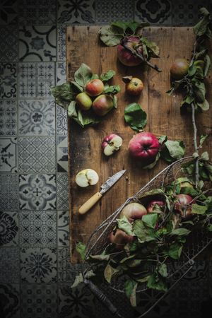 Apples and knife on plate