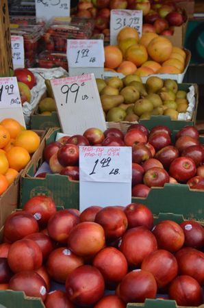Apple and orange fruit stand with price tags