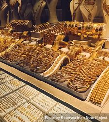 Gold jewelry on display in shop window 43Kz14