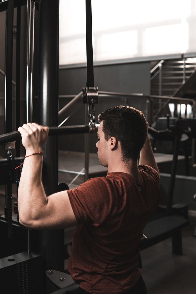 Young fitness man training in gym