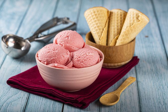 Bowl with strawberry ice cream balls.