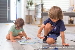Two boys playing puzzles 0vLPZ4