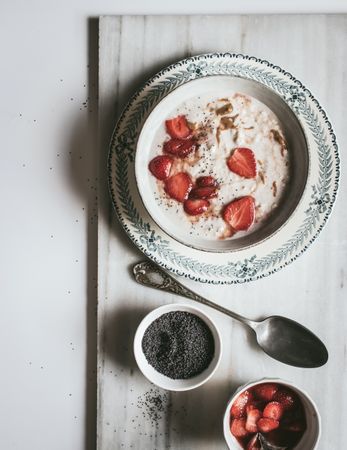 Porridge with strawberries