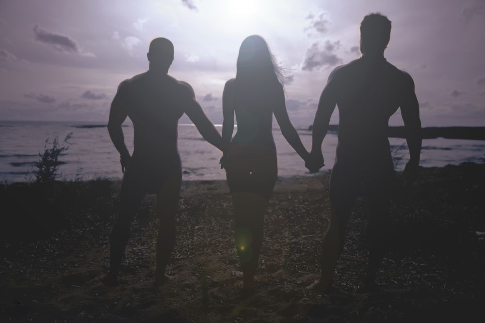 Silhouettes of love by sea