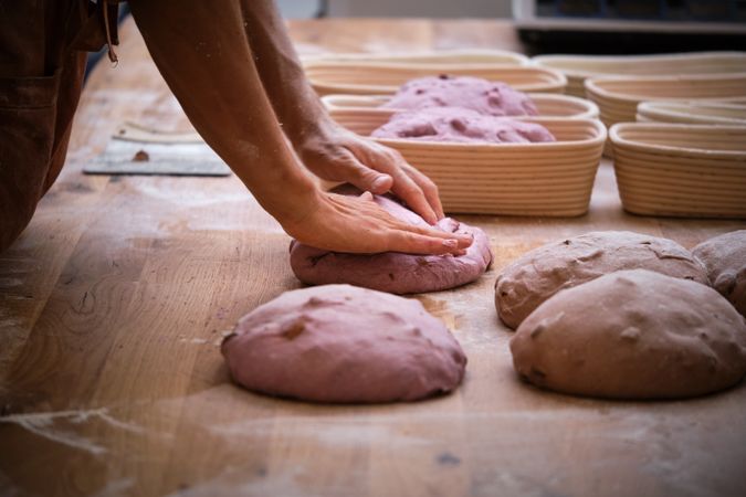 Photo detail of a baker's hands working the bread dough