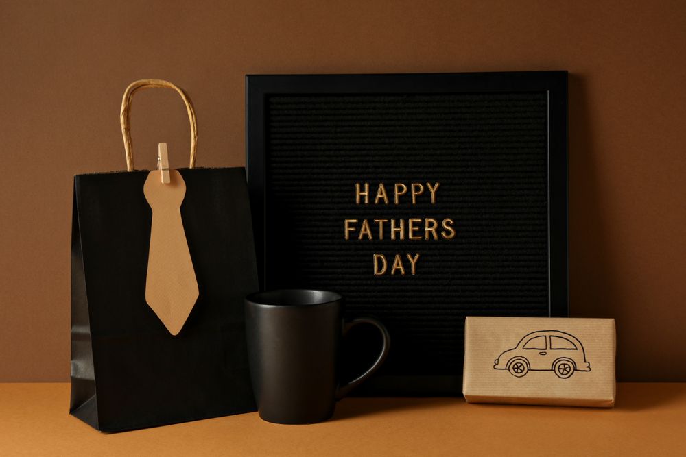 Inscription on a board for Father's Day, on an orange background.