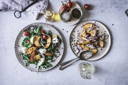 Salad with nectarines and crunchy lentils