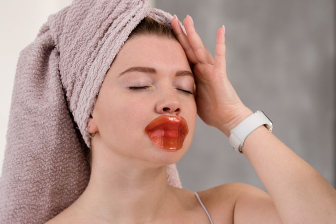 Applying lip-shaped gel mask.