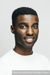 Close up portrait happy Black man in a bright room 0P1Ql5