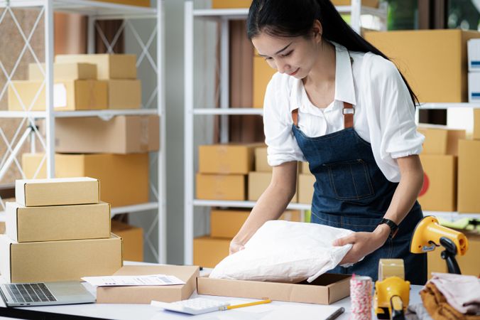 Online business, selling products online, parcel delivery, e-commerce.