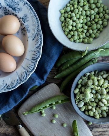 Cooking of green peas with eggs
