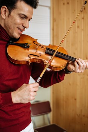 Man playing violin in studio