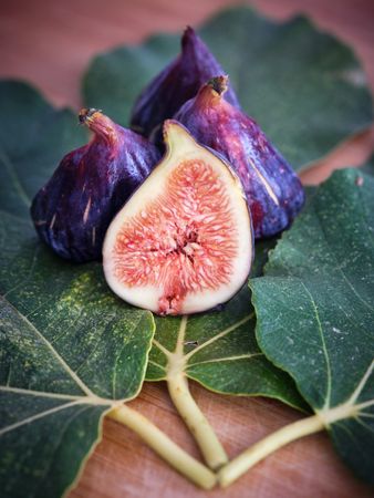 Halved and whole figs on sycamine leaves
