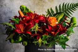 Red and orange flower composition with lilies 4AzMn6