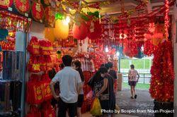 People at the market buying Chinese New Year decoration 5qBYJ4