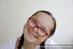 Close up of young girl smiling at camera 5nEpA0