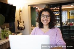 Woman smiling and using laptop 5n3ND4
