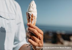 Man holding an ice cream on sunny day 0gydM4