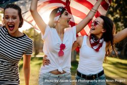 Smiling group of women celebrating 4th of july outdoors 5rnX35