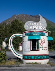 Drive-thru coffee hut in front of mountain in Alaska P4Zj34