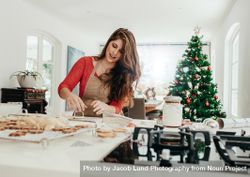 Woman baking cookies for Christmas 4mWvkv