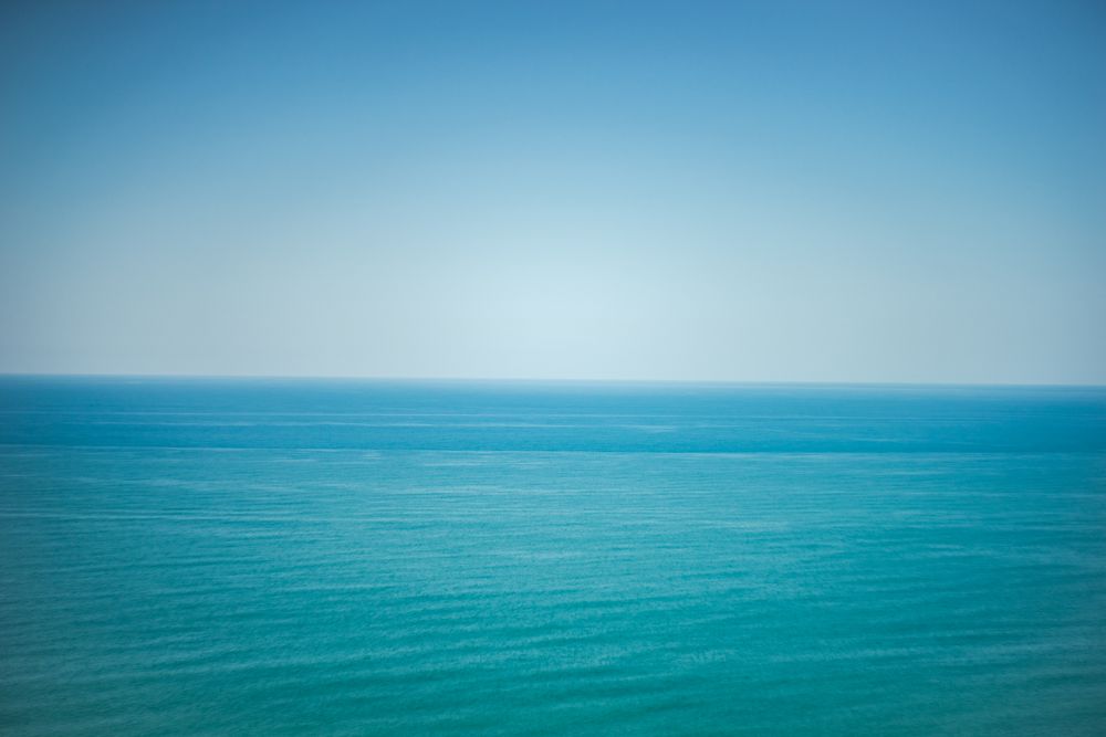 Blue picture with sky and sea same color