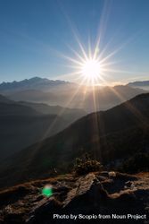 Mountain range under sun rays in Chopta, Uttarakhand, India 4AoYm0