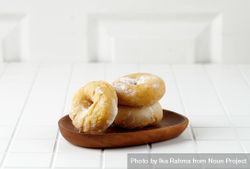 Plate of sugar glazed doughnut 4MQLy4