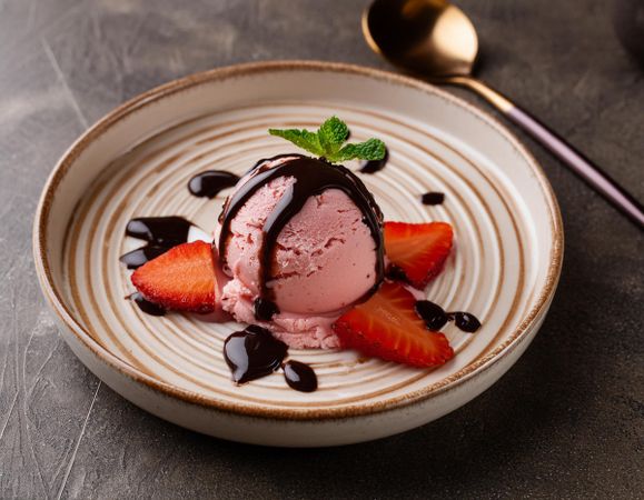 Strawberry ice cream with chocolate syrup