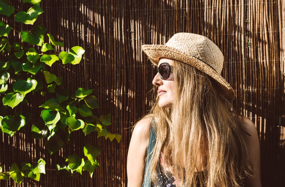 Adult woman sitting with sunglasses