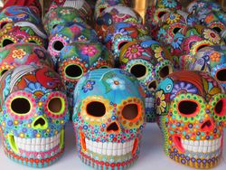 Colorful ceramic skulls typical for Dia de los Muertos in Mexico 0KJmDb