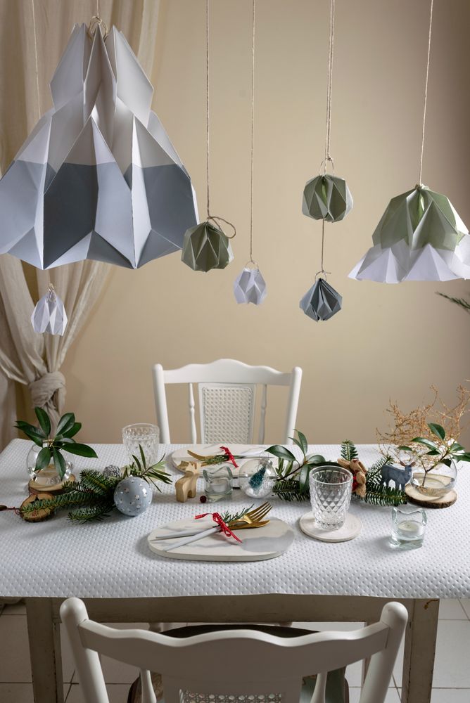 Table set gold at Christmas