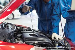 Automobile mechanic checking oil level in the car engine 5qaPK5