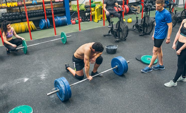 Strong man practicing weightlifting in the gym