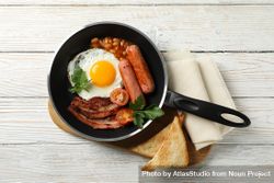 Pan of breakfast on wooden table 5a6Z84