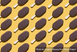 Chocolate popsicle lined up in diagonal order on a yellow background 4NQyA5