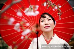 Portrait of Japanese woman in kimono holding umbrella 5zK3X4