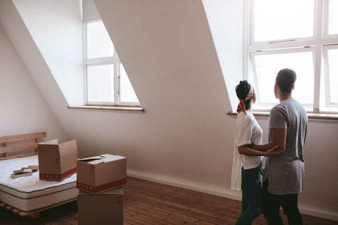Dating couple moving in together in new apartment