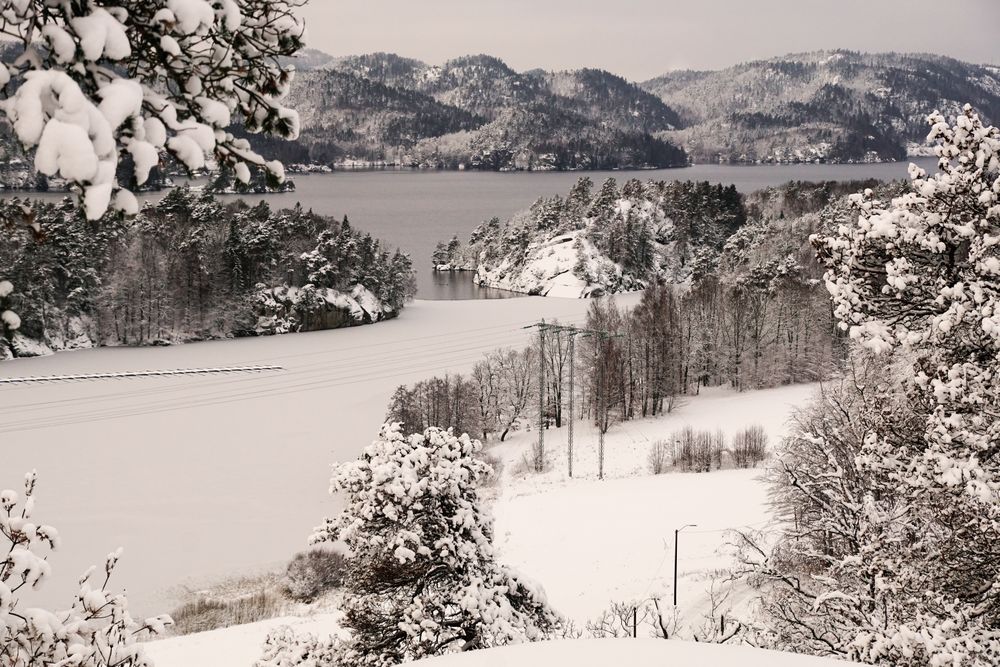 Snowy peaceful mountain valley at shore