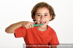 Child brushing her teeth 4ML9y5