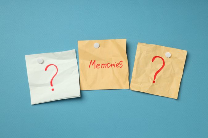 Pinned post it notes with the word “memories” in blue room
