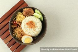 Top view of Indonesian breakfast nasi uduk with fried shallots 4Akdz0