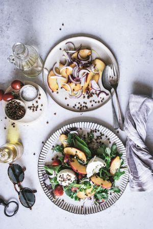 Salad with nectarines and crunchy lentils