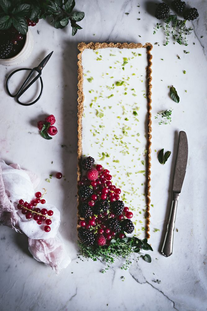 Lime pie with berries