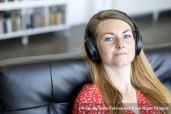 Woman listening to music on wireless headphones 5oD1Yk