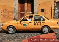 Male taxi driver in Oaxaca bxOWa4