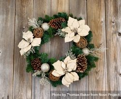 Holiday Poinsettia Christmas wreath on rustic cedar wood 0yyD10