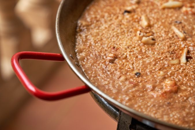 Frying pan with Arros a Banda