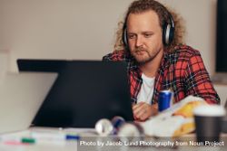 Man busy coding on laptop 5klQG4